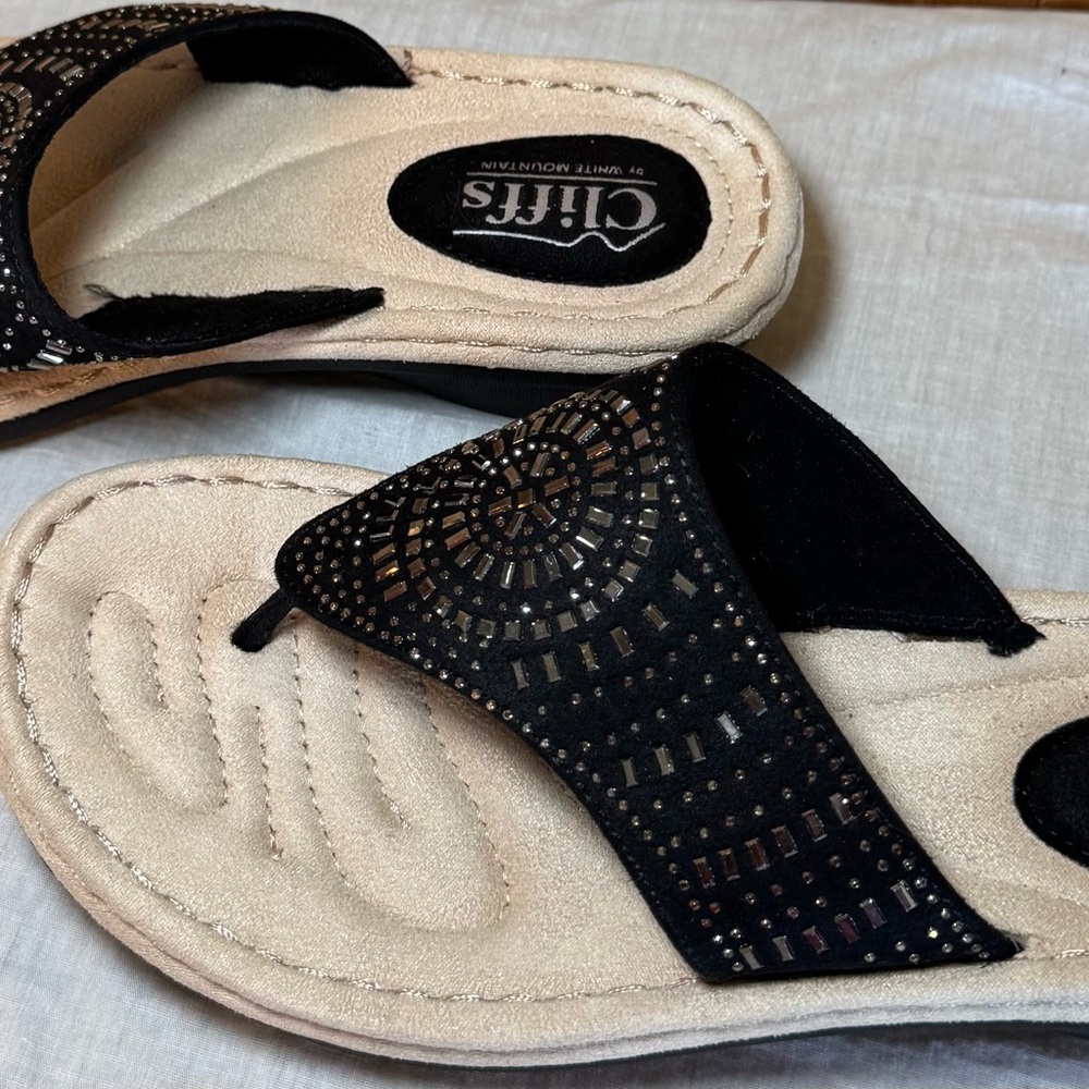 Cliffs by White Mountain “Cienna” Rhinestone Embellished Wedge Thongs 8.5M - Picture 6 of 11